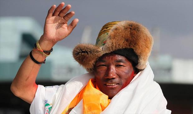 نيبالي يتسلق جبل إيفرست للمرة 23 محققًا رقمًا قياسيًا