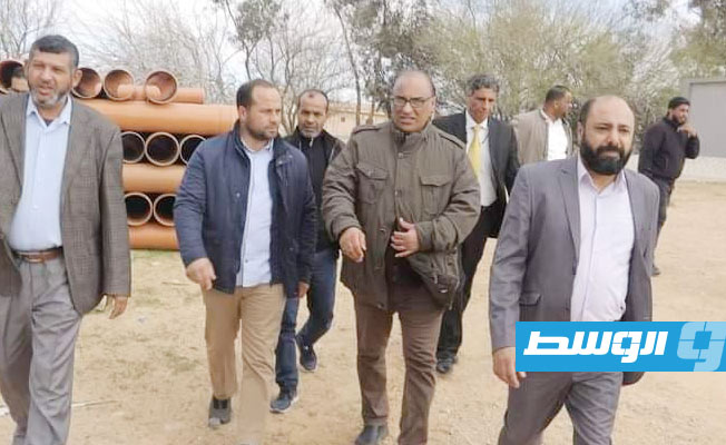 عميد سرت وعدد من المسؤولين يتفقدون أعمال صيانة محطة المعالجة وإنشاء خطوط الصرف الصحي بمنطقة أبوهادي حنوب سرت. (الإنترنت)