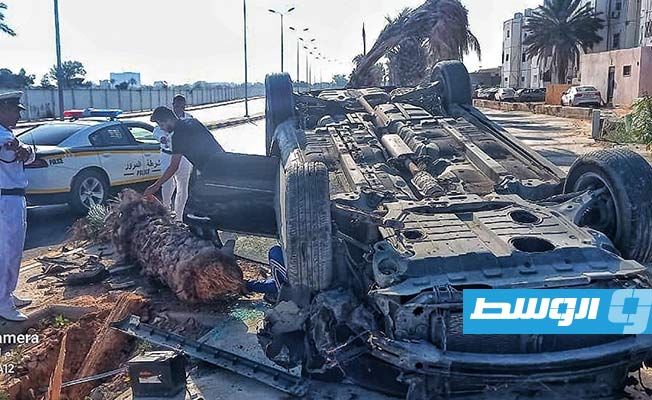 سيارة تصطدم بنخلة في طرابلس