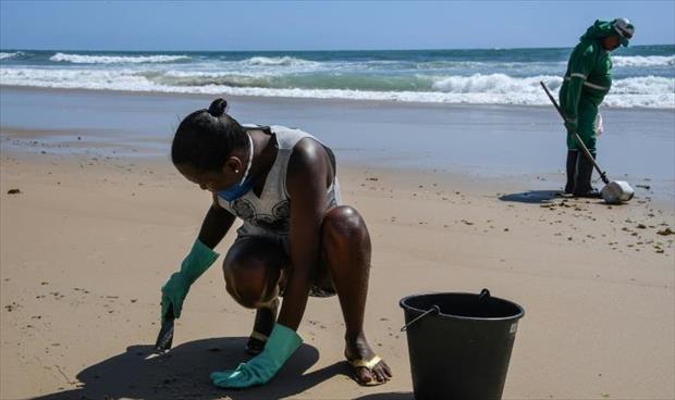 البرازيل تسابق الزمن لتنظيف الشواطئ الملوثة بالنفط