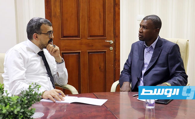 وزير الحكم المحلي يبحث مع عميد غات فرص ومجالات تحسين الخدمات بالبلدية