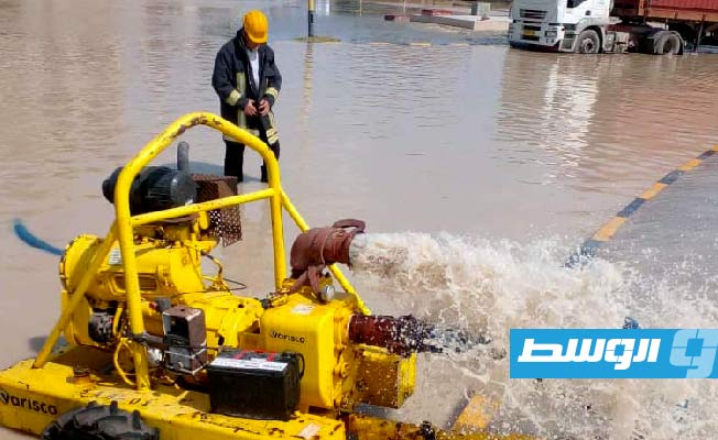 الشركة الليبية للحديد والصلب تشارك في شفط مياه الأمطار بمصراتة