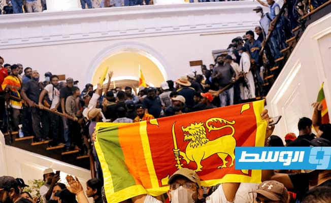 لحظة اقتحام محتجون مقر القصر الرئاسي في سريلانكا. (الإنترنت)