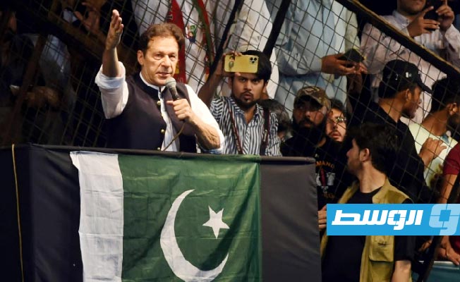 عمران خان يختبر شعبيته بترشحه للانتخابات الفرعية في باكستان