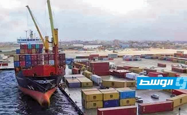 حركة ملاحية نشطة على ميناء بنغازي البحري بوصول سفن بضائع وسيارات