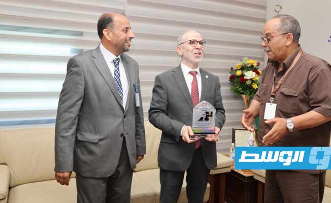 تكريم جامعة بنغازي لصنع الله بمقر المؤسسة في طرابلس، الأربعاء 22 يونيو 2022. (مؤسسة النفط)
