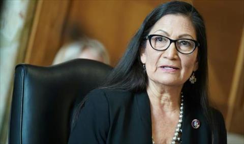 ديب هالاند تصبح أول وزيرة من السكان الأصليين في الولايات المتحدة