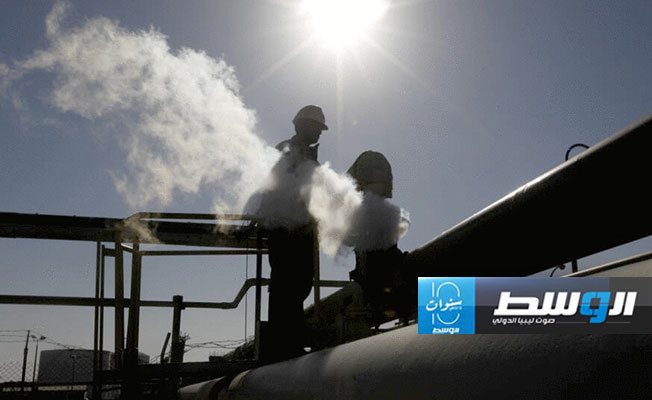 تقرير فرنسي: النفط الليبي يجذب المستثمرين.. والتهريب مصدر قلق