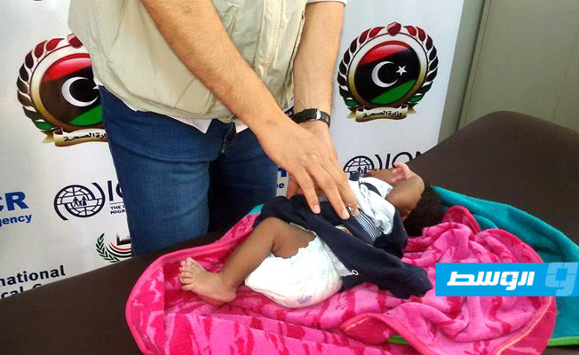 تطعيم أطفال مهاجرين بمركز إيواء طريق السكة بطرابلس. (الإنترنت)