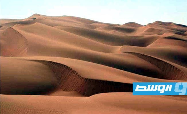 بعد نحو قرن.. علماء يفكّون لغز أصل زجاج الصحراء الليبية النادر