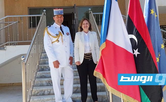 السفيرة الفرنسية والملحق العسكري أمام مقر السفارة في العاصمة طرابلس. الاثنين 29 مارس 2021. (السفارة الفرنسية)