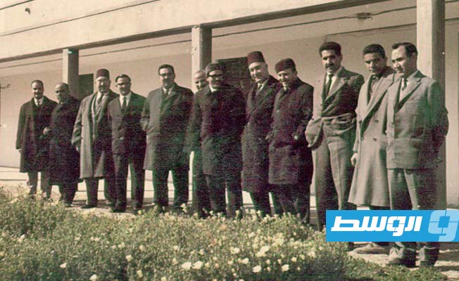الأستاذ السعداوية مع رجال مؤسسين للجامعة الليبية
