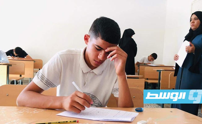 طالب يؤدي الامتحانات النهائية لشهادة إتمام مرحلة التعليم الأساسي في مادة الكتابة في أحد المدارس الليبية، 25 يوليو 2022. (فيسبوك)