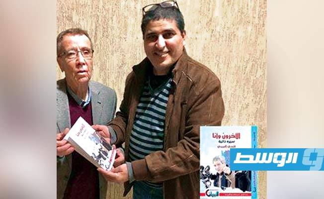 المصور القنان أحمد العريبي يقدم كتابه كتابه عن والده إلى الأستاذ محمد على الشويهدي