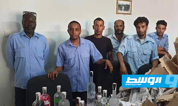 مركز شرطة الجغبوب يداهم مخزنا للخمور والممنوعات قرب الحدود مع مصر