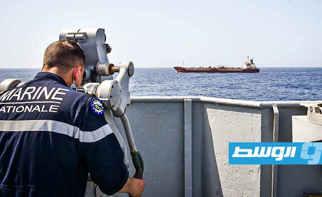 جانب من مناورة تدريبية نفذتها العملية «إيريني» لمراقبة قرار حظر الأسلحة المفروض على ليبيا بالبحر المتوسط (صفحة قيادة العملية على فيسبوك)