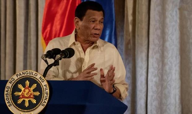 صرصور على كتف الرئيس الفلبيني أثناء إلقائه خطابًا