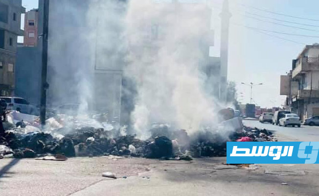 استمرار تكدس القمامة في شوارع مدينة مصراتة