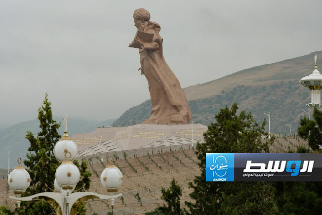 تركمانستان تدشن أحد أكبر التماثيل لأشهر شعرائها