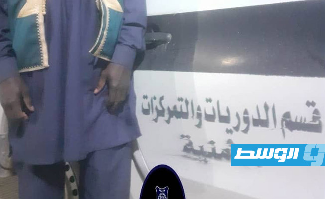 المتهم بعد القبض عليه من قبل قسم الدوريات في بنغازي. (مديرية من بنغازي)