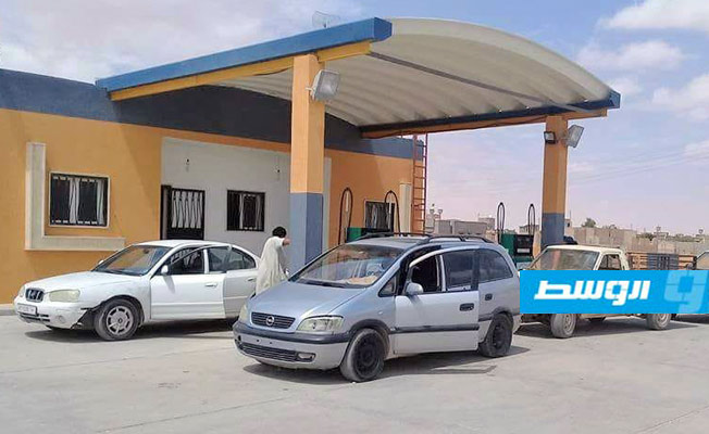 لجنة الأزمة ببني وليد تمنع تزويد محطة بالوقود حاول صاحبها تقديم رشوة