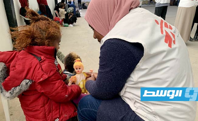 «أطباء بلا حدود» تدين ظروف الاحتجاز المروعة للمهاجرين في أبوسليم وعين زارة