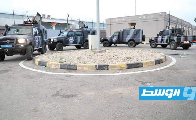 سيارت تابعة لإدارة إنفاذ القانون فرع طرابلس بسجن الضمان في تاجوراء. (الإدارة العامة للعمليات الأمنية)