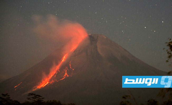 ثوران بركان ميرابي في إندونيسيا (فيديو)
