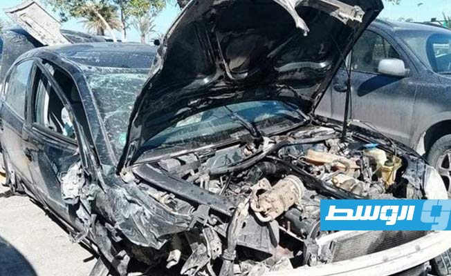 آثار دمار بادية على سيارة تعرضت لانقلاب في جزيرة الغزالة في طرابلس، 16 مارس 2021. (مديرية أمن طرابلس)