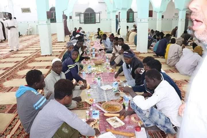 مائدة إفطار جماعية للعمالة الإفريقية ببني وليد