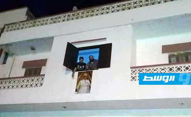 مواطنون من درنة يرفعون أعلام الاستقلال وصور المشير حفتر