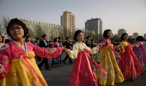 آلاف الكوريين الشماليين يرقصون تخليدا لذكرى كيم جونغ إيل