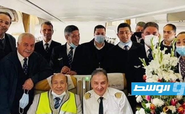 من استقبال عاملي محطة شركة الخطوط الجوية في مصر زملاءهم القادمين من مطار معيتيقة، 20 فبراير 2021. (مطار معيتيقة)