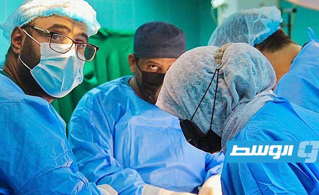 طبيب زائر يجري عملية جراحية معقدة بمركز طبرق الطبي