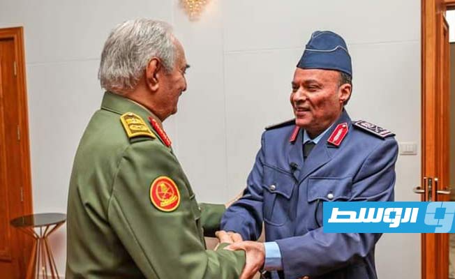 المشير خليفة حفتر لدى استقباله الفريق طيار عامر الجقم في بنغازي، 27 ديسمبر 2022، (القيادة العامة)