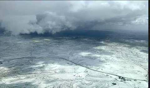 صورة جوية التقطها الطيار بوسيف البوسيفي لمطار الأبرق والمناطق المحيطة المغطاة بالثلج، 17 فبراير 2021 (مركز الأرصاد)