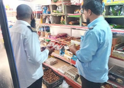 جانب من حملة تفتيش للحرس البلدي هراوة على محال غذائية (الإنترنت)