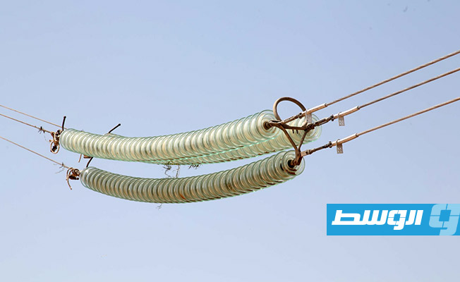 تنفيذ خط 400 كيلو فولت الرابط بين محطتي جنوب وغرب طرابلس. (الشركة العامة للكهرباء)