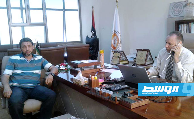 جمعة الفاخري خلال لقاءه مع مؤسسي نادي المهارات الحياتية في بنغازي (فيسبوك)