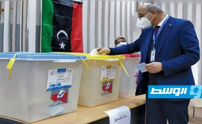 رئيس اللجنة المركزية لانتخابات المجالس المحلية سالم بن تاهية يدلي بصوته في انتخابات بلدية طرابلس المركز، 6 فبراير 2021. (اللجنة)