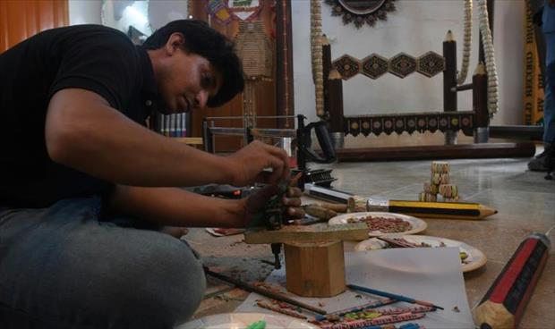 باكستاني يسعى لدخول «غينيس» بعشرات آلاف أقلام التلوين