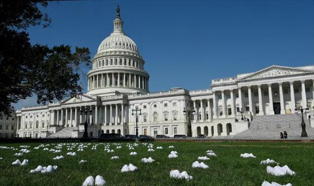 وضع أحذية بيضاء أمام الكونغرس تحية لممرضات توفين جراء «كورونا»