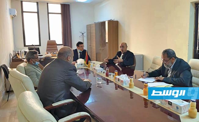 اجتماع مديري البرنامج الوطني للمشروعات الصغرى والمتوسطة وصندوق الضمان الائتماني وهيئة سوق المال الليبي وهيئة الإشراف على التأمين، 22 مارس 2021. (وزارة الاقتصاد والتجارة)