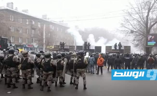 إحراق السيارات والمباني خلال الاحتجاجات في ألماتي، كازاخستان 5 يناير 2022. (رويترز)