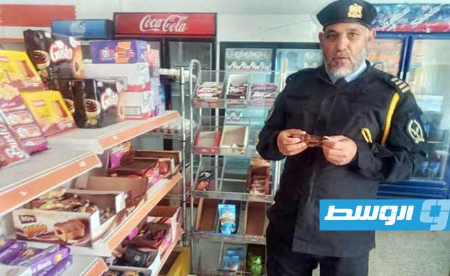 الحرس البلدي يصادر سلعًا ومواد غذائية منتهية الصلاحية في هراوة
