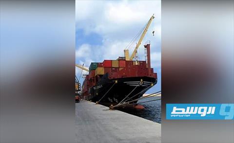 ميناء بنغازي يستقبل 41 حاوية سيارات و5400 طن شعير