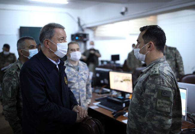 وزير الدفاع التركي خلوصي أكار يزور مركز عمليات في مصراتة، 4 يوليو 2020. (وزارة الدفاع التركية)
