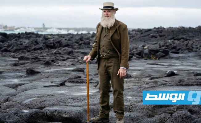 باحث أميركي يحيي ذكرى داروين في جزر غالاباغوس متقمصا شخصيته