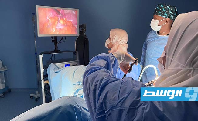 فريق طبي لمبادرة الطبيب الليبي خلال إجراء عملية في مركز سبها الطبي، 20 يونيو 2023، (الصحة)