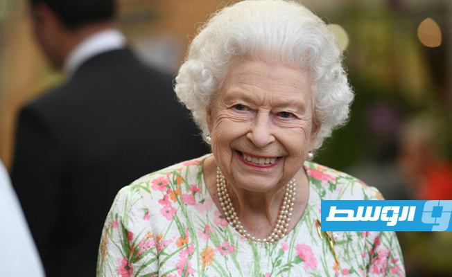 الملكة إليزابيث تكرم «علماء واجهوا الجائحة»